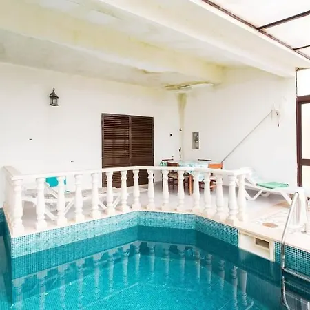 Terrassenhaus Mit Privatem Pool In