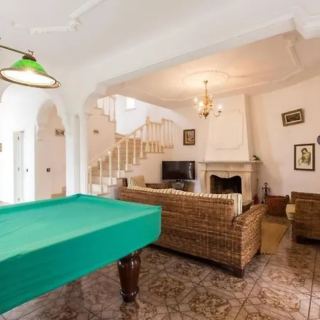 Terrassenhaus Mit Privatem Pool In